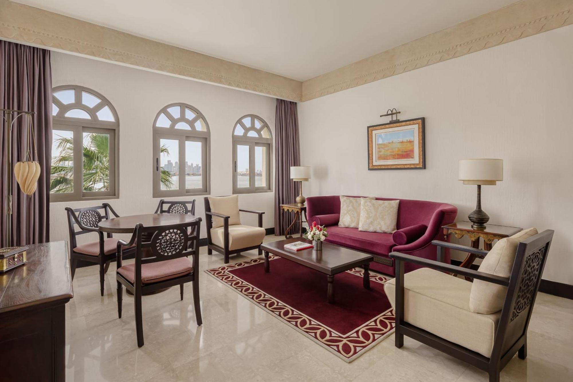 沙迦度假村及水疗中心,丽思卡尔顿酒店 多哈 外观 照片 A living room at the hotel