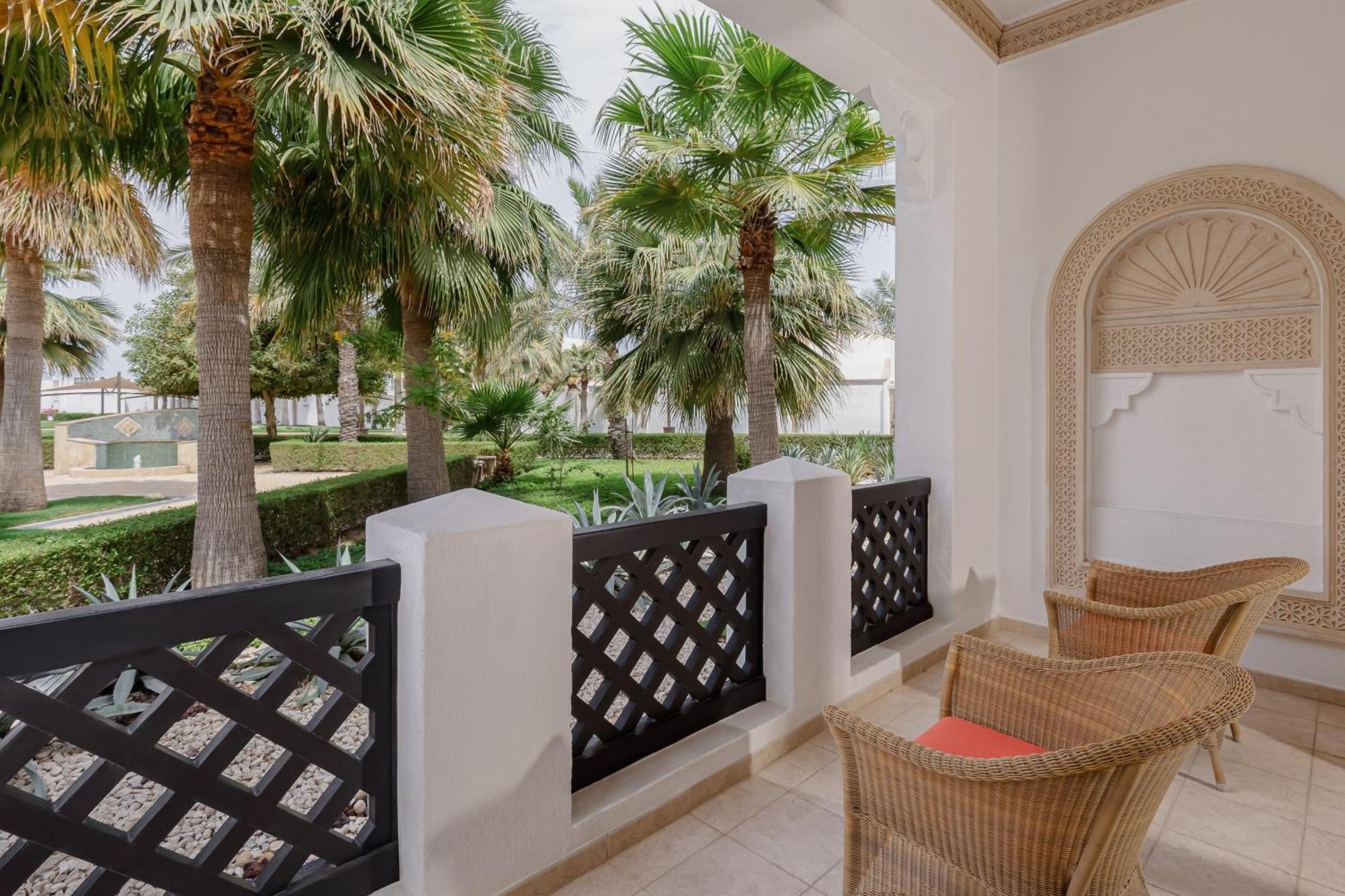 沙迦度假村及水疗中心,丽思卡尔顿酒店 多哈 外观 照片 A balcony at the Jumeirah Creekside