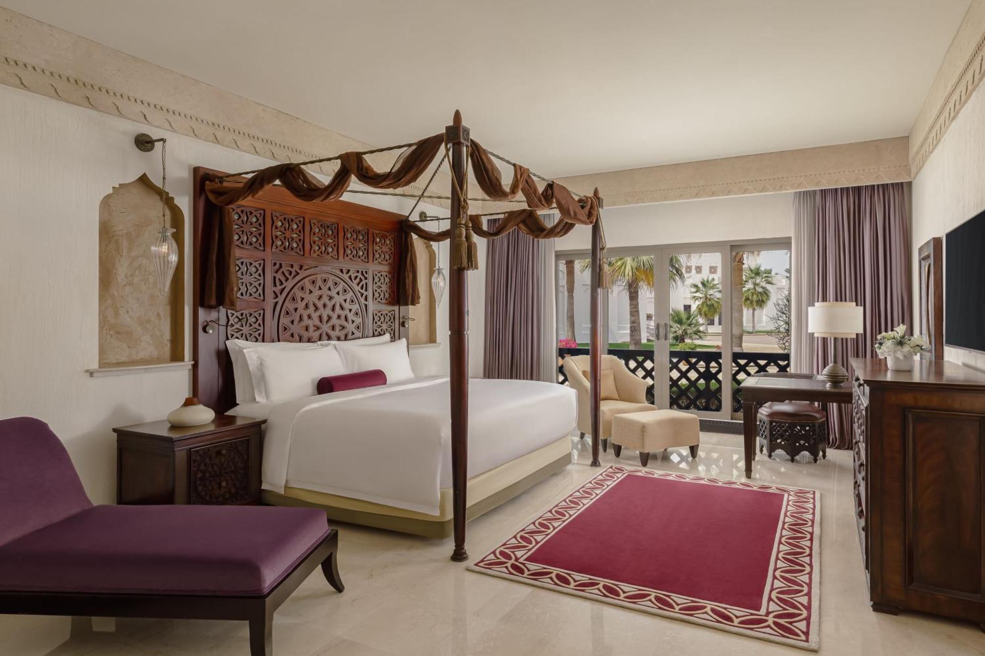 沙迦度假村及水疗中心,丽思卡尔顿酒店 多哈 外观 照片 A guest room at the Jumeirah Emirates Towers Hotel