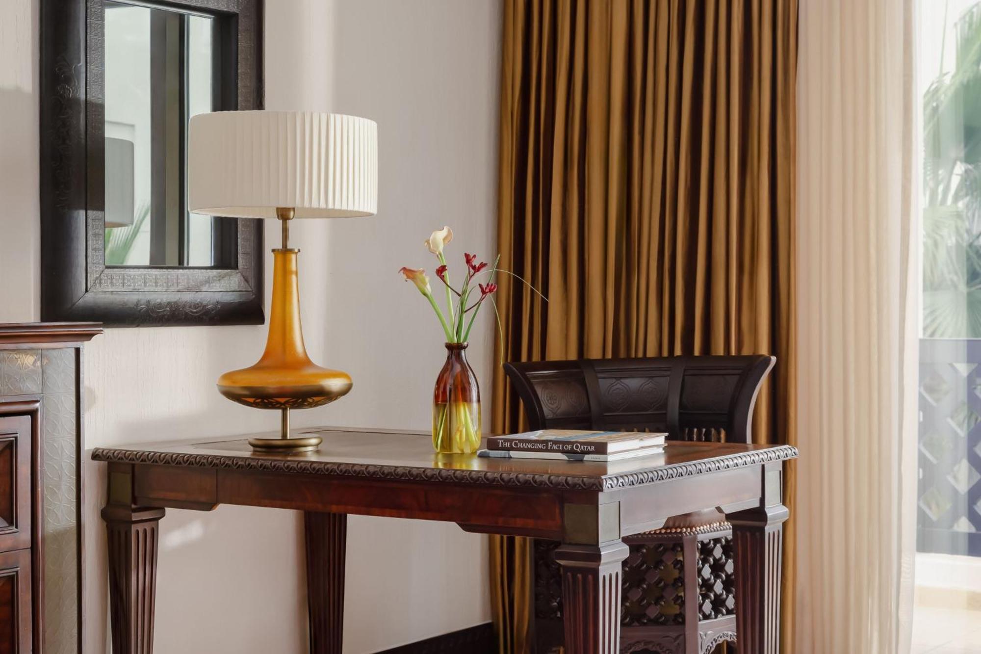 沙迦度假村及水疗中心,丽思卡尔顿酒店 多哈 外观 照片 A table lamp
