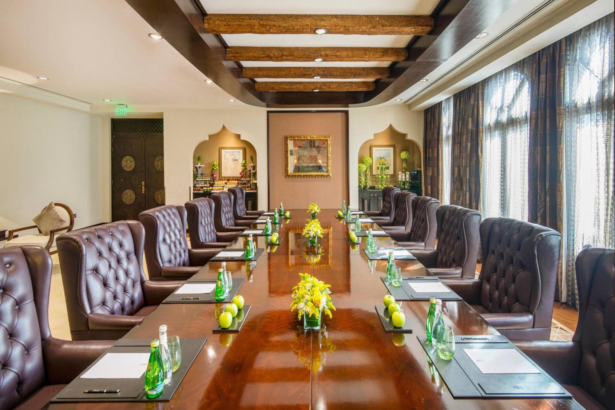 沙迦度假村及水疗中心,丽思卡尔顿酒店 多哈 外观 照片 Meeting room at the Jumeirah Emirates Towers Hotel