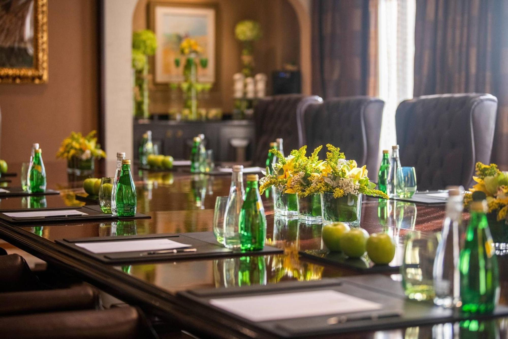 沙迦度假村及水疗中心,丽思卡尔顿酒店 多哈 外观 照片 Meeting room